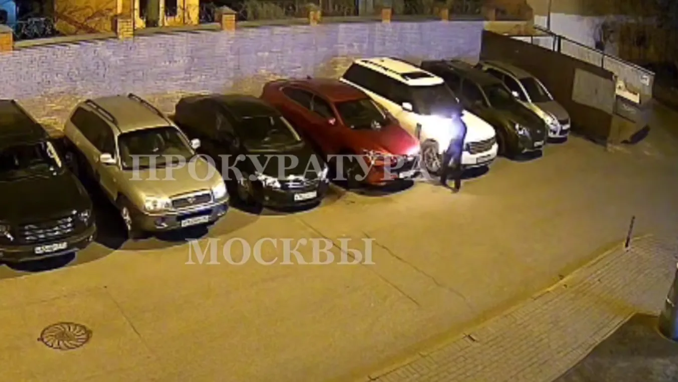 Мужчина поджег Haval у жилого дома в Москве