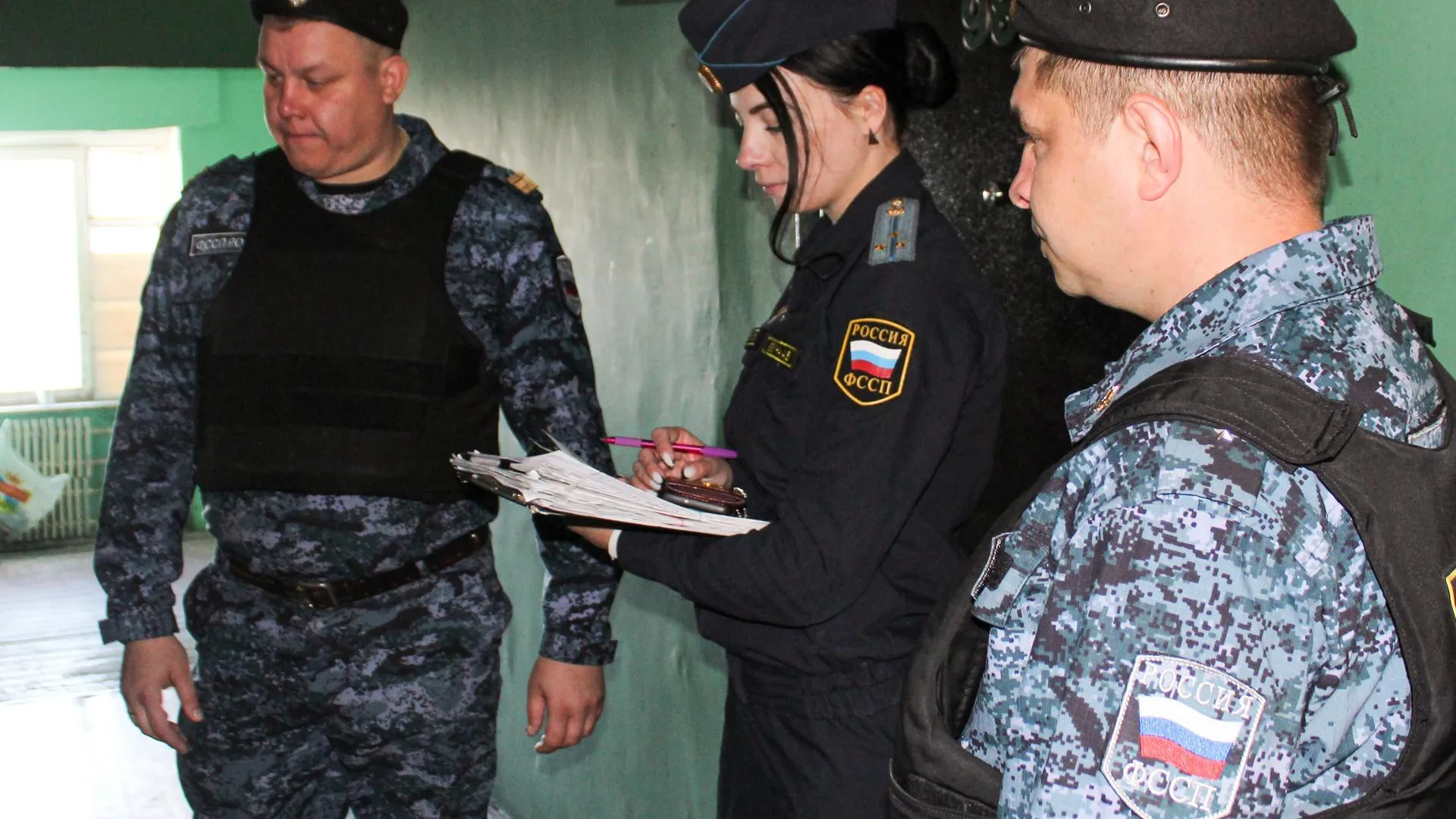 Под контролем судебных приставов Подмосковья гражданин получил доступ в квартиру