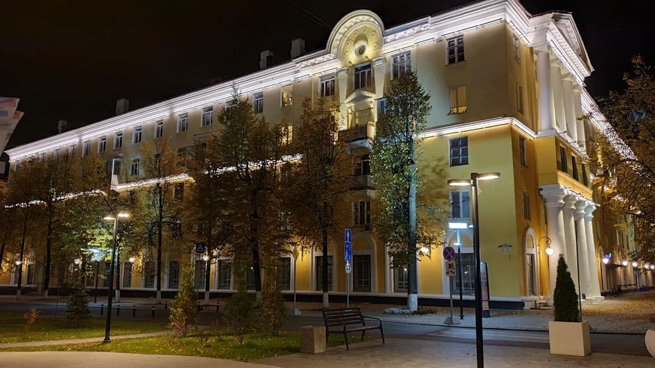 В центре Электростали установили новые лавочки и высадили деревья
