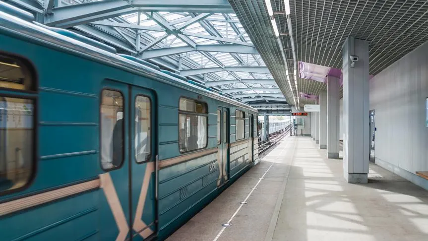 В Москве с «зеленой» ветки метро сняли поезд из-за воды в салоне