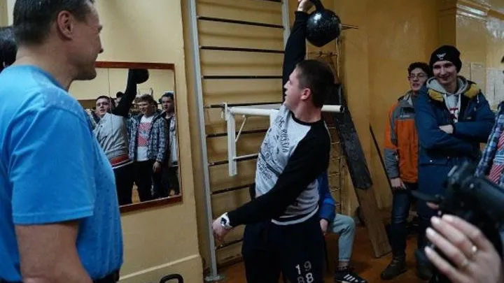 Технику выполнения упражнений с гирей показали на мастер‑классе в Люберцах