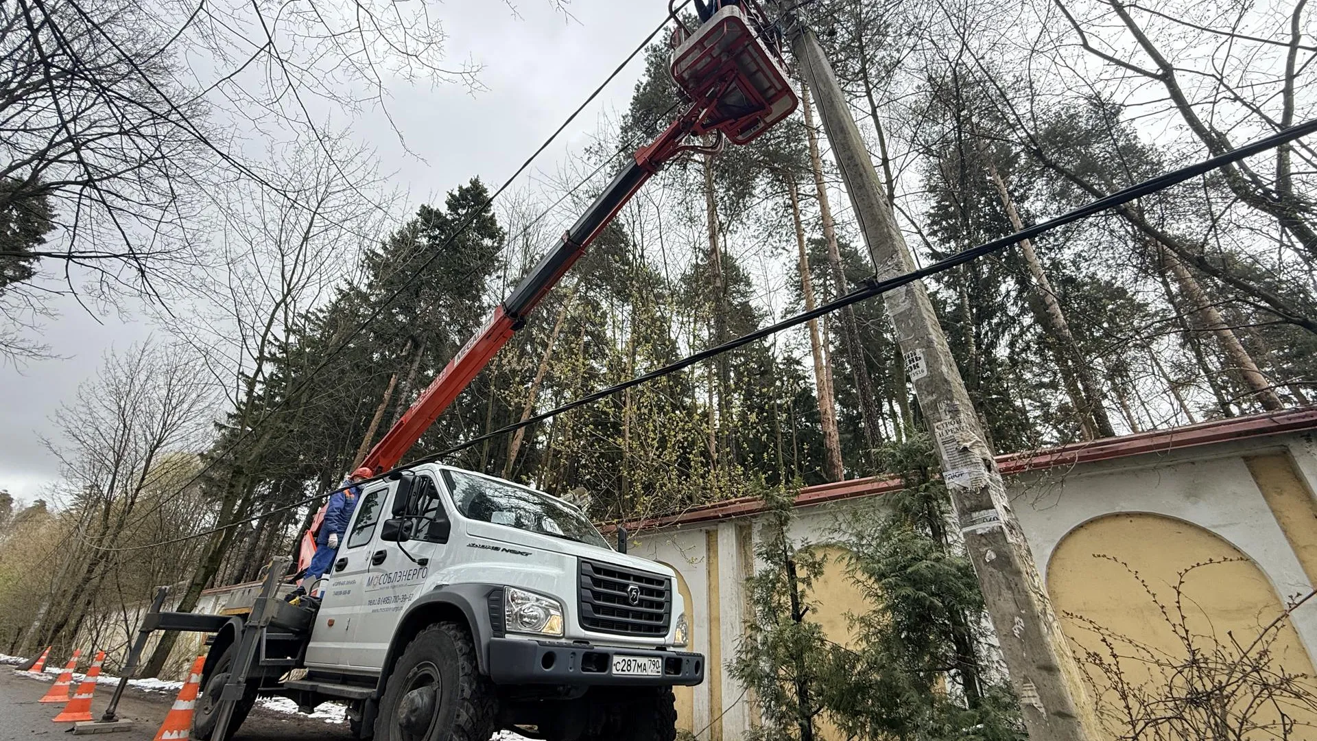 Энергетики «Мособлэнерго» продолжают устранять последствия апрельского снегопада