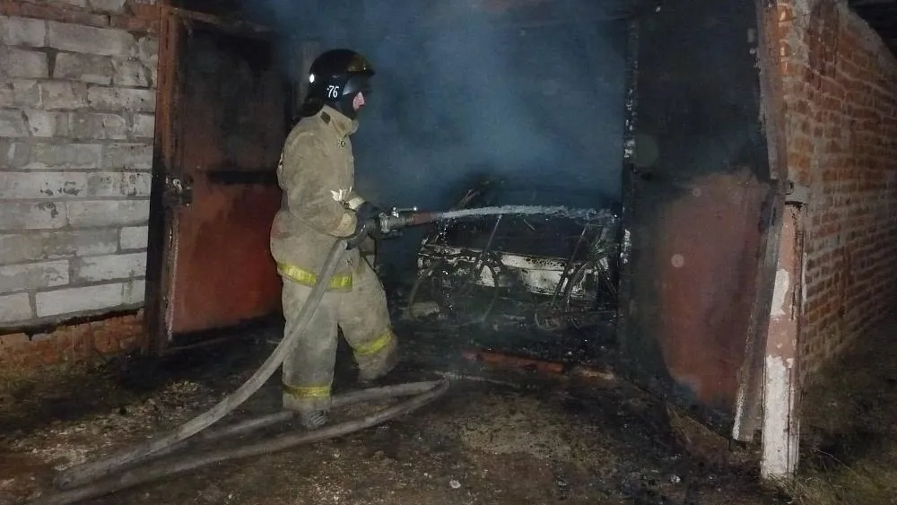Пожар потушили в хозпостройке в поселке Быково Подольска