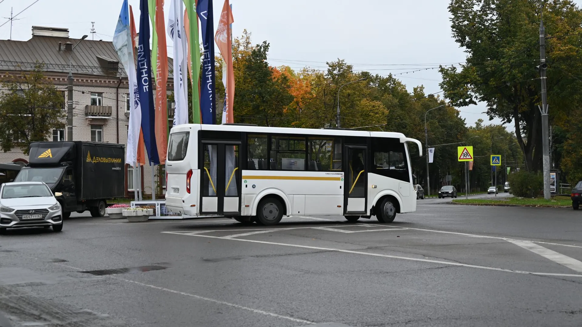 В Ленинском округе 11 передвижных автобусов начали принимать голоса жителей