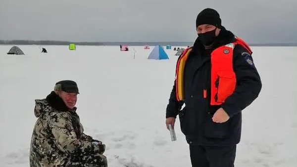Любителям зимней рыбалки из Балашихи напомнили о таянии льда на водоемах