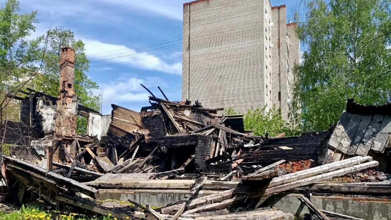 Сгоревший аварийный дом снесли в Красноармейске