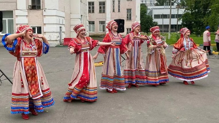 Музыкальные коллективы поздравили врачей из Щелкова с Днем России