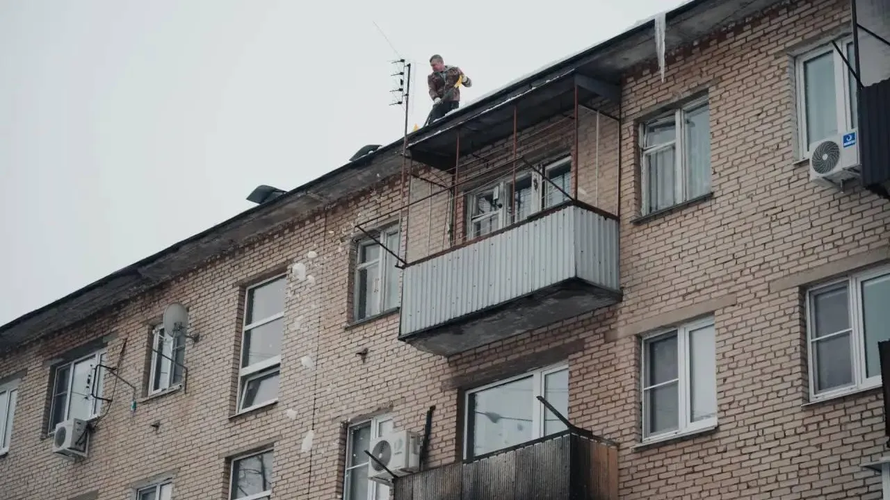 В Лосино-Петровском округе очистили 90% кровель от наледи