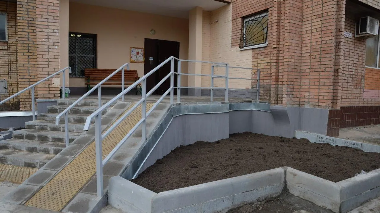 УК из Коломны построила новый удобный пандус в доме родителей бойца СВО