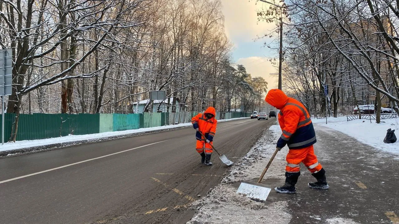 Более 1 тыс дворников борются с последствиями снегопада в Красногорске