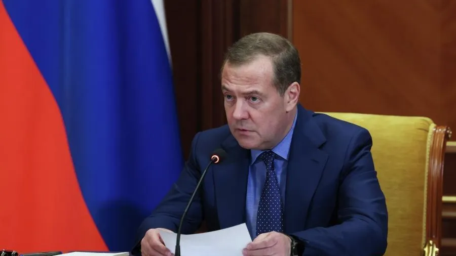 «Подумай дважды, нацист!»: Медведев ответил на слова Мерца о Крымском мосту