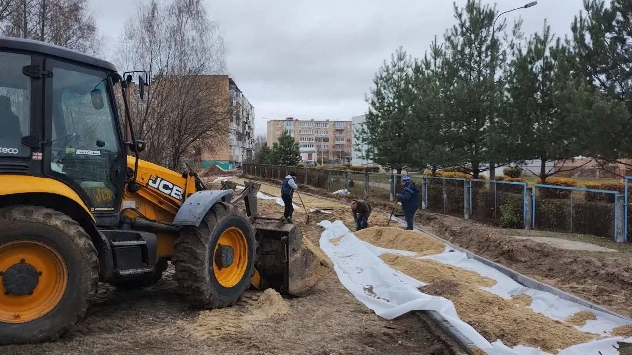 В Шатуре обустраивают тротуар около детского сада и детской поликлиники