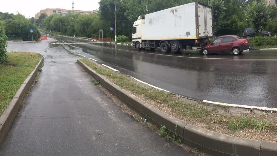 Автомобиль въехал под грузовик на улице Победы в Подольске