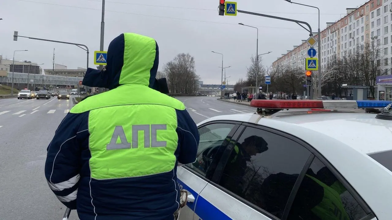Водитель иномарки врезался в столб в Новой Москве и погиб