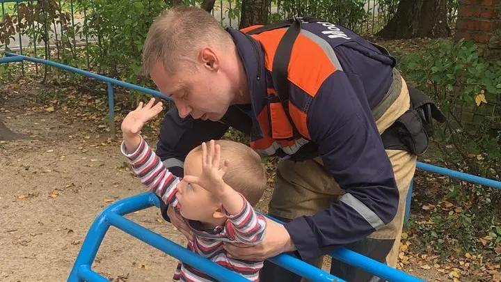 Спасатели Подольска высвободили ребенка из железных перекладин на детской площадке