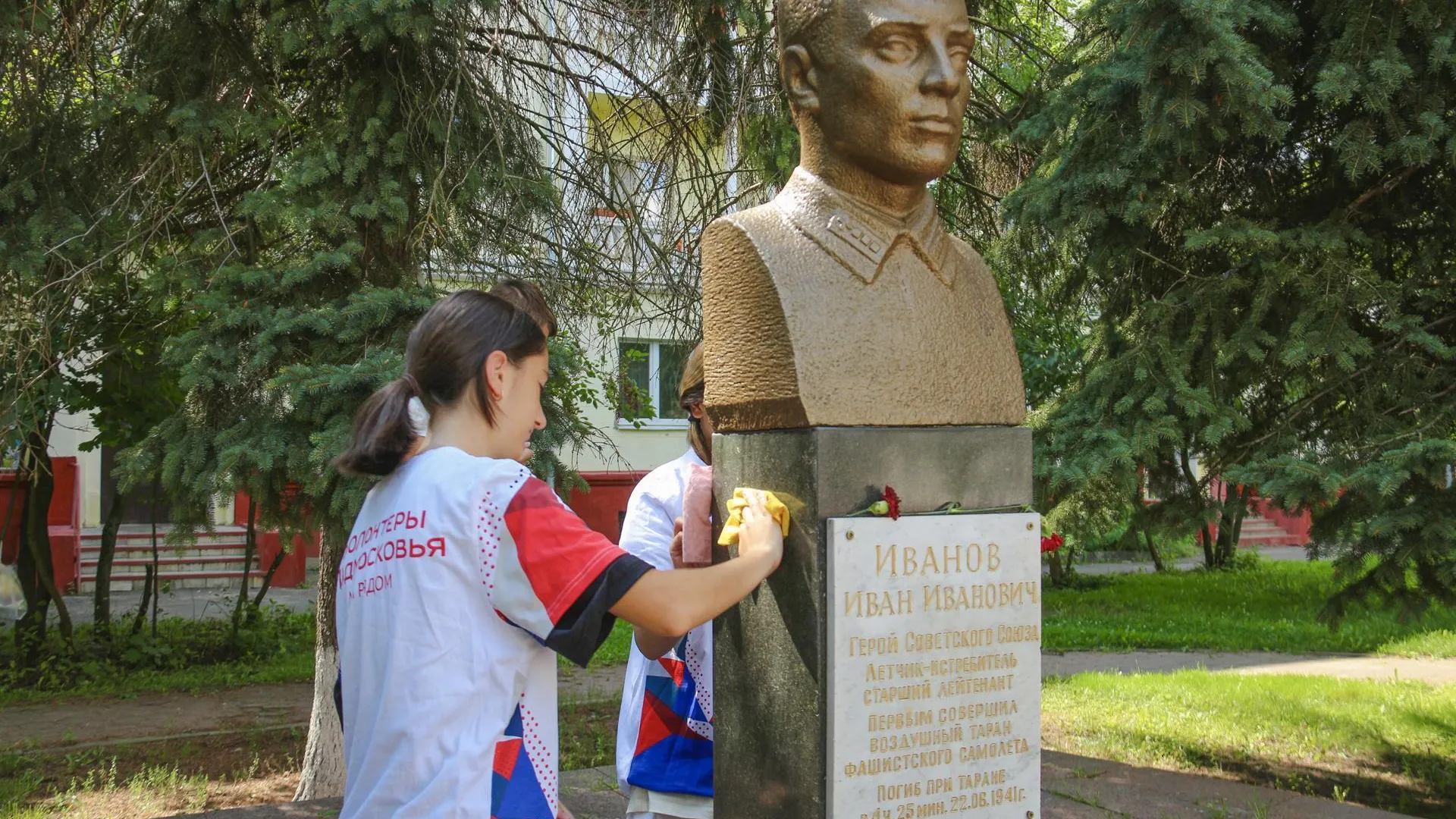 Волонтеры привели в порядок Аллею Героев во Фрязине