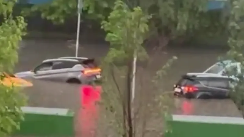 Автомобили ушли под воду из-за мощного ливня на севере Москвы