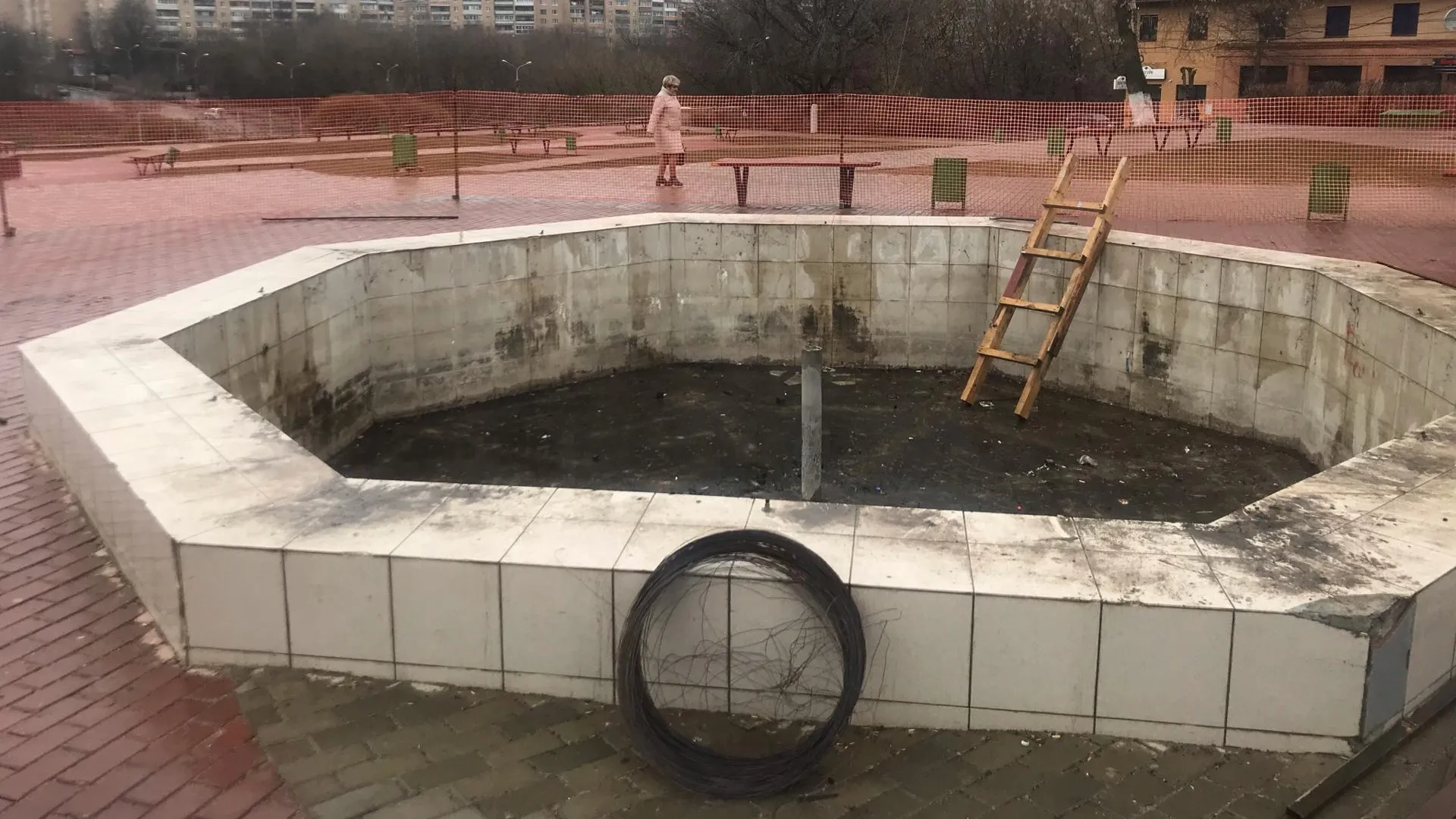 Рабочие приступили к ремонту фонтана за ДК «Машиностроитель» в микрорайоне Подольска