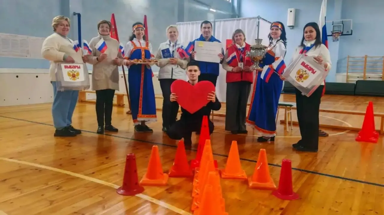 На избирательном участке в школе № 12 Подольска провели благотворительную ярмарку в поддержку СВО