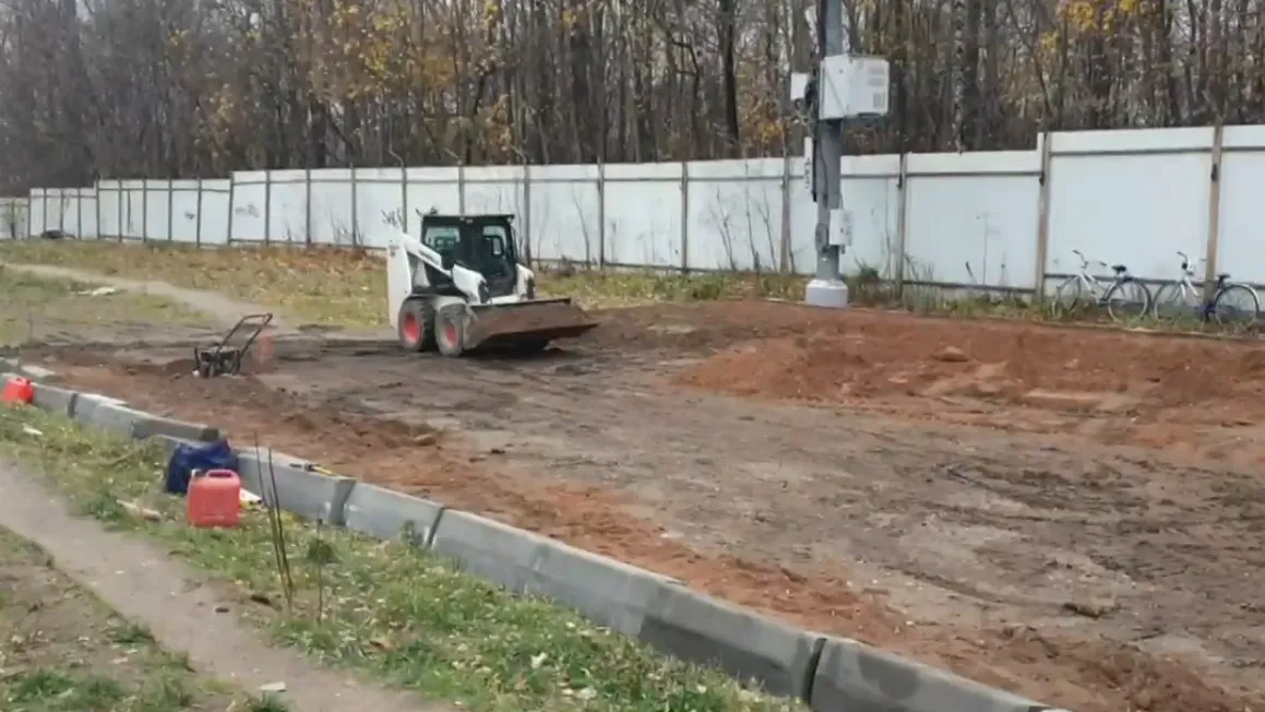 Спортивную площадку возводят вблизи ЖК «Акварели» в Балашихе