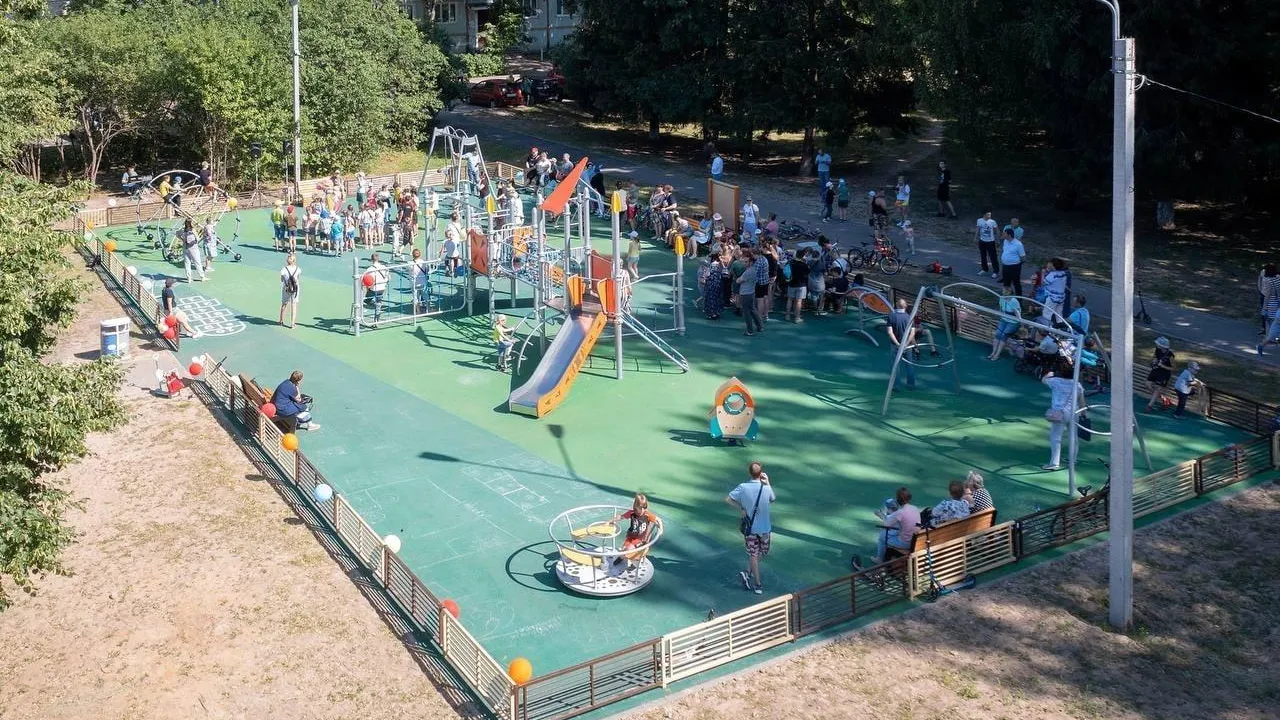Новую детскую площадку открыли в поселке Домодедова