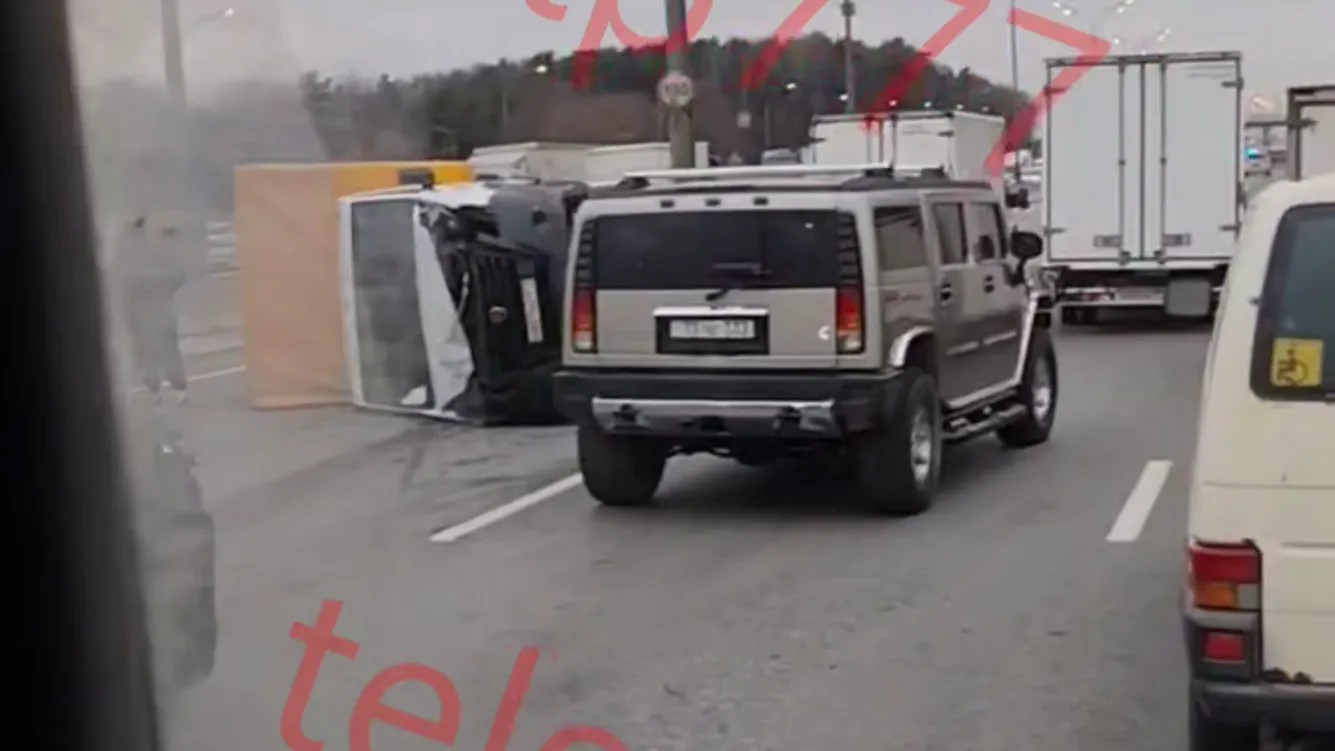 Опрокинулась «ГАЗель»: пробка встала в районе 43 км МКАД из-за аварии