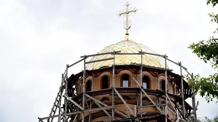 Крест возвели на храм святой великомученицы Екатерины в микрорайоне Балашихи