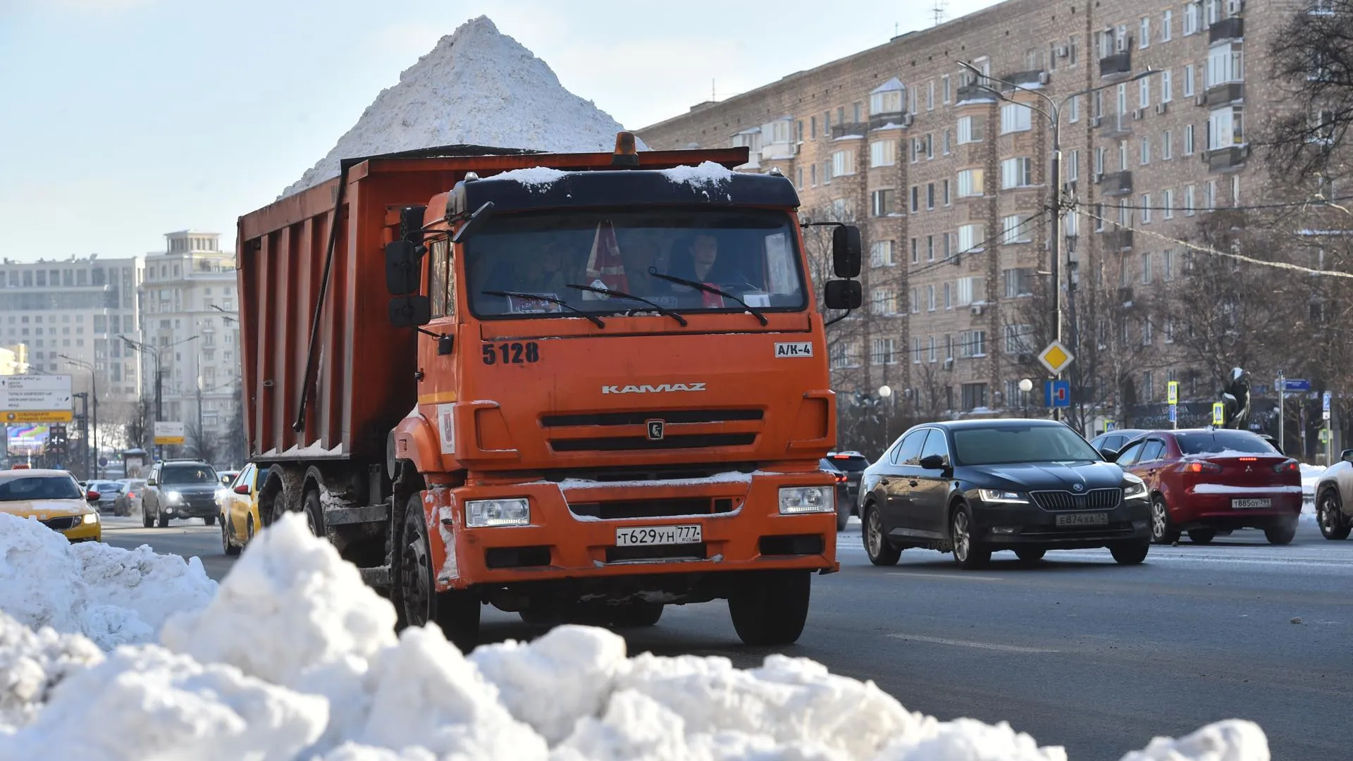 Столичных водителей попросили не мешать технике, убирающей снег с дорог