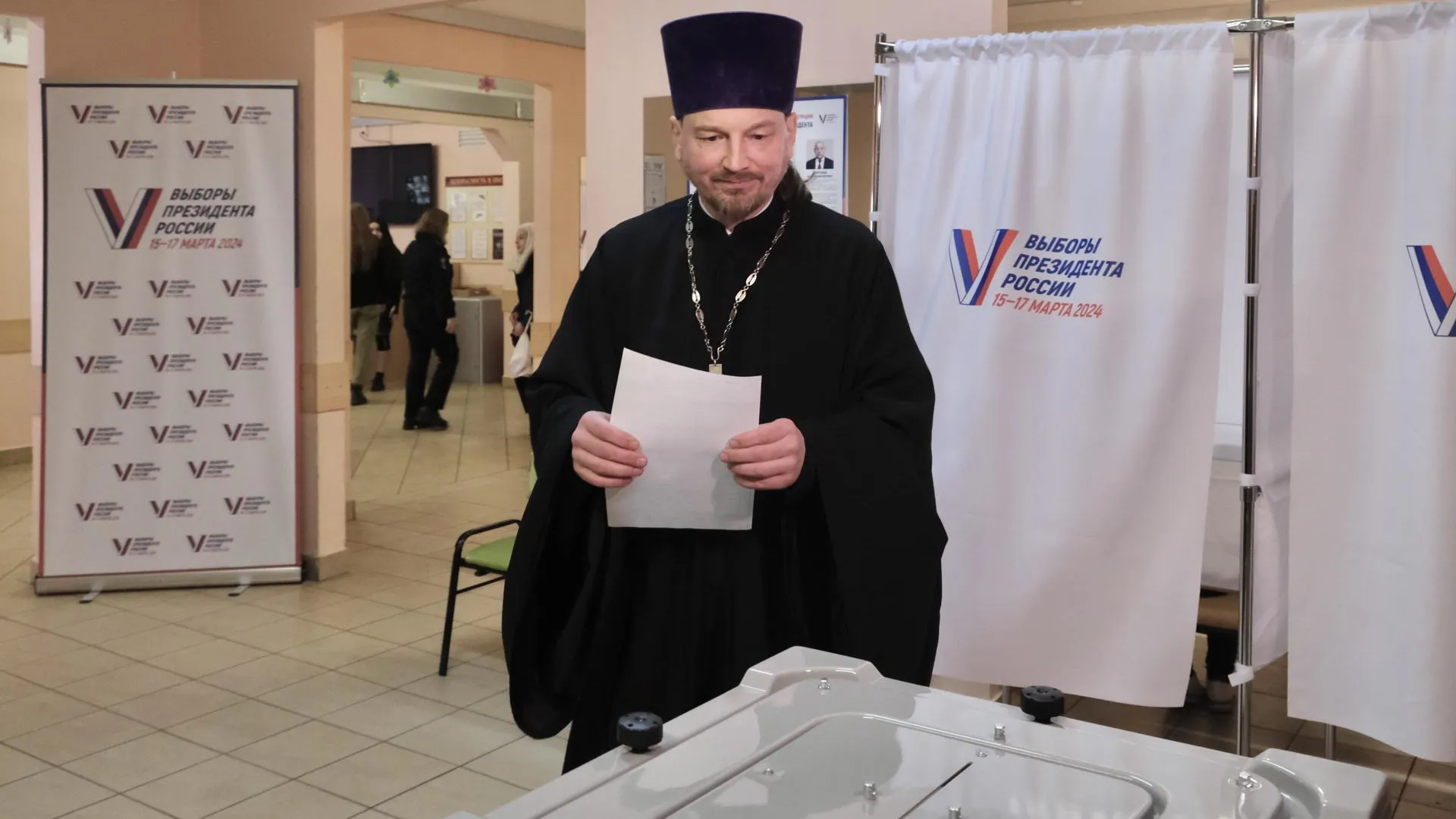 Настоятель Никольского собора проголосовал в Красногорске