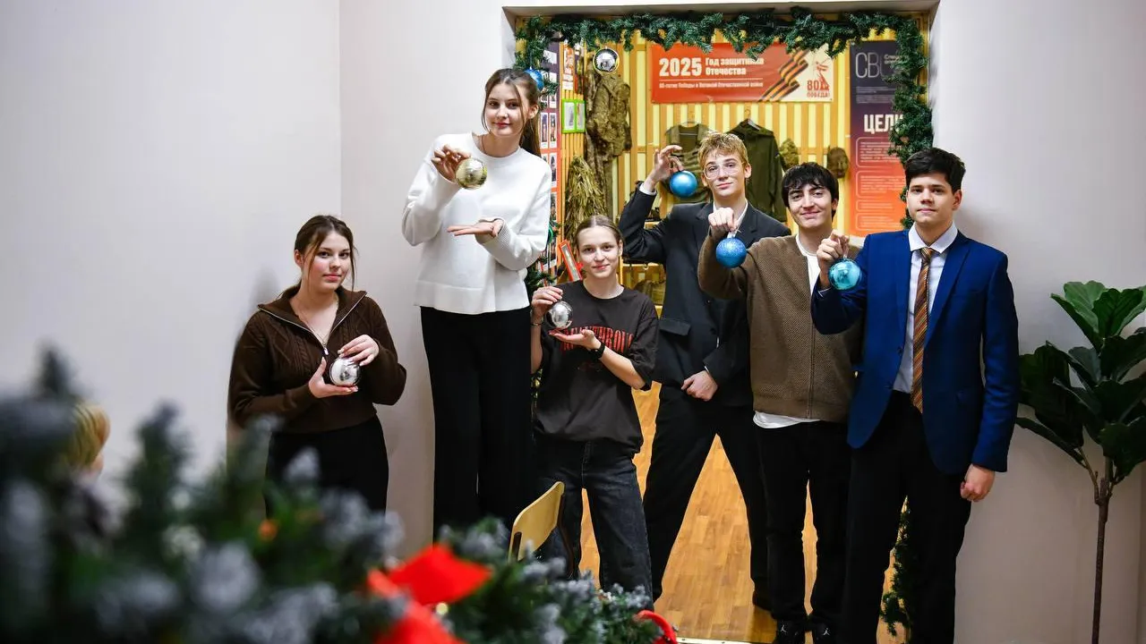 Школы Химок декорируют к Новому году