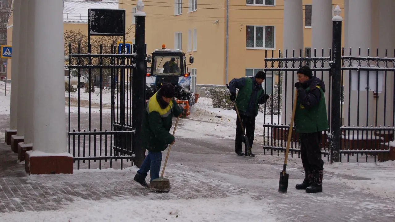 Более 100 единиц техники убирают последствия снегопада в Красногорске