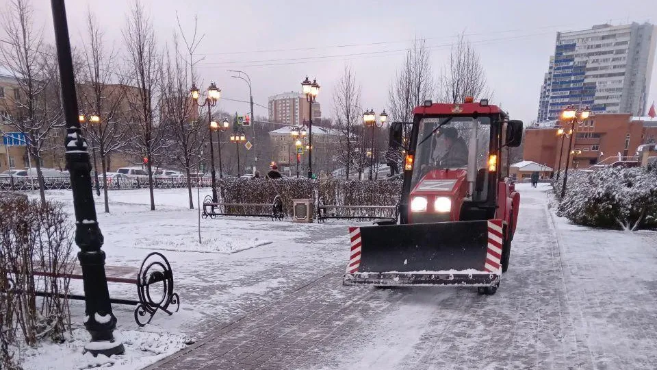 Порядка 100 рабочих и 50 единиц техники устраняют последствия снегопада в Подольске