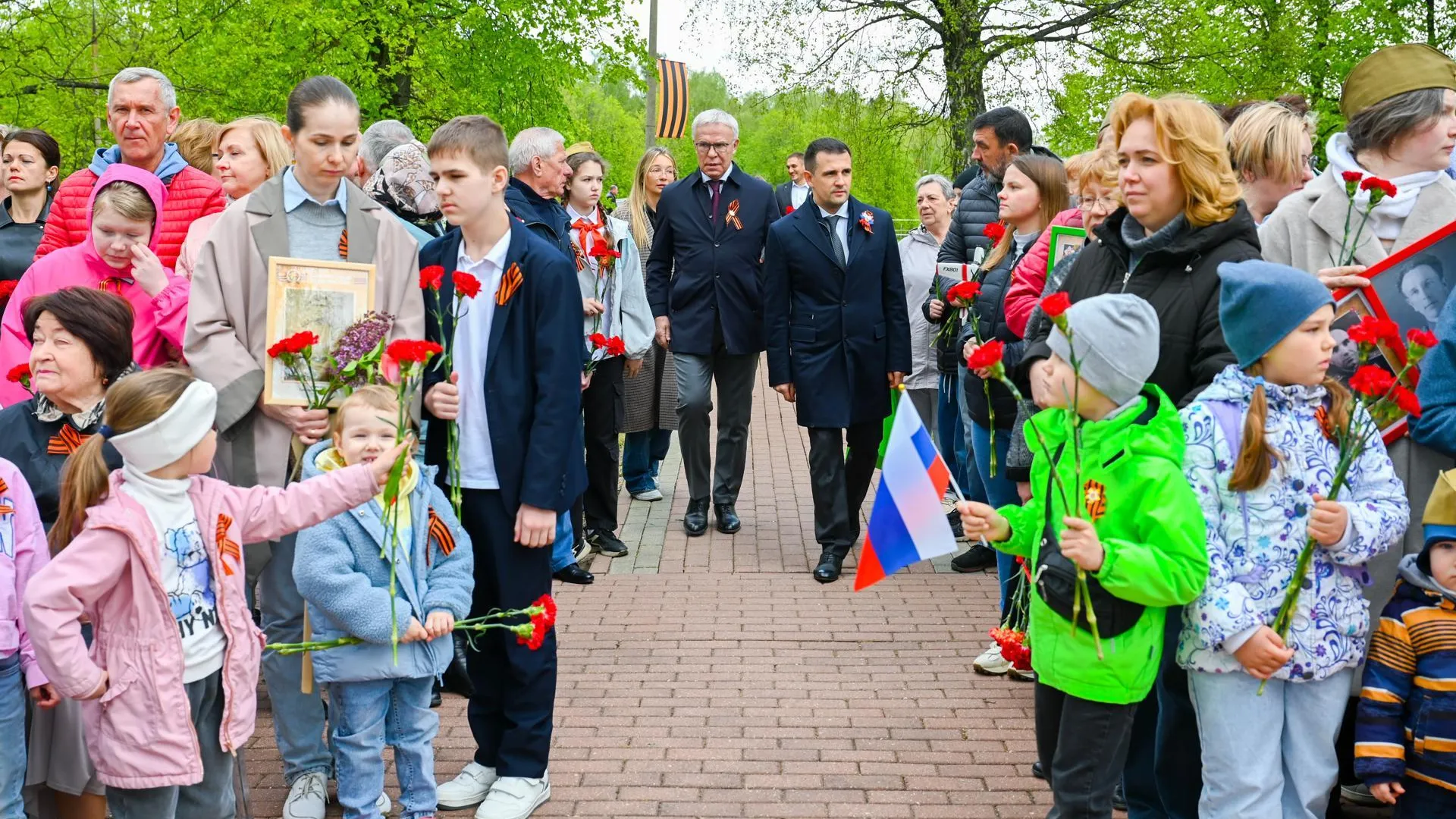 Станислав Каторов и Вячеслав Фетисов почтили память героев ВОВ в Ленинском округе