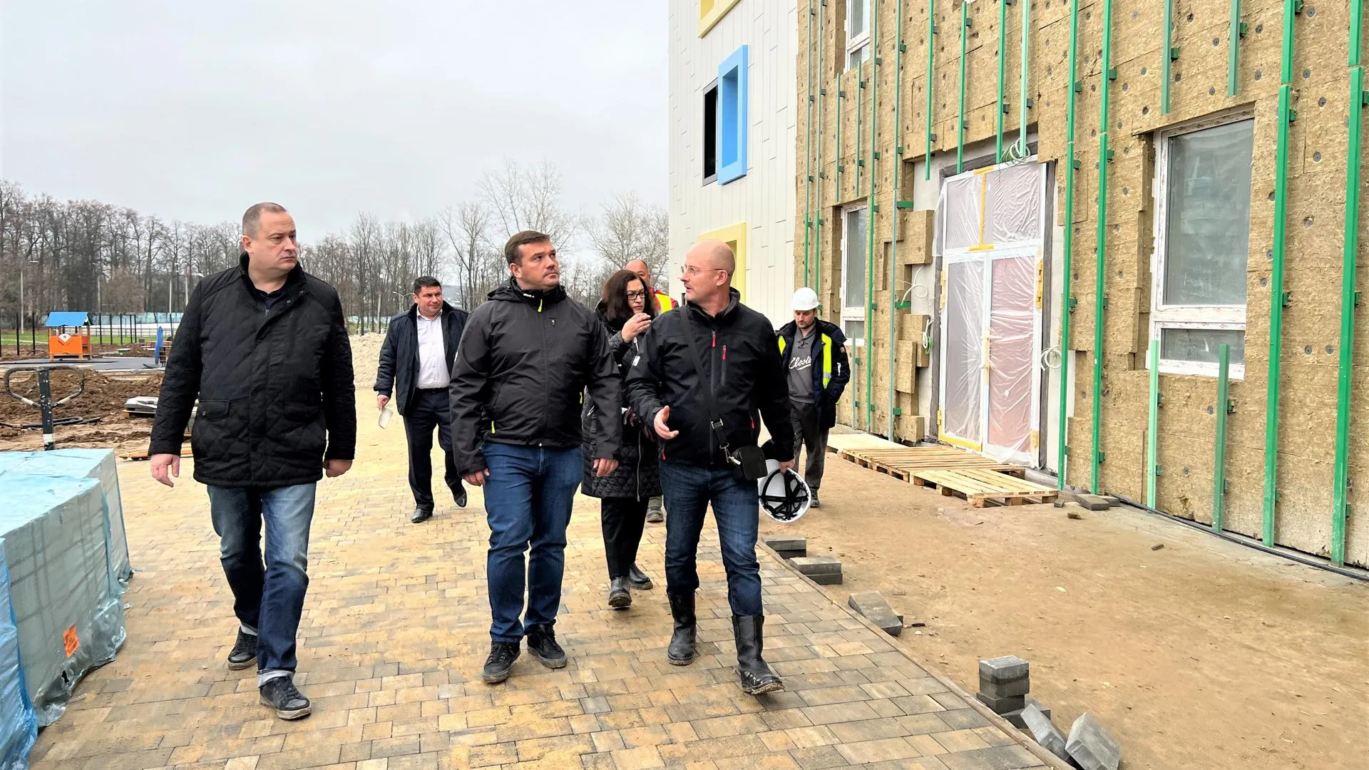 Министр стройкомплекса Подмосковья проверил ход строительства соцобъектов в Серпухове