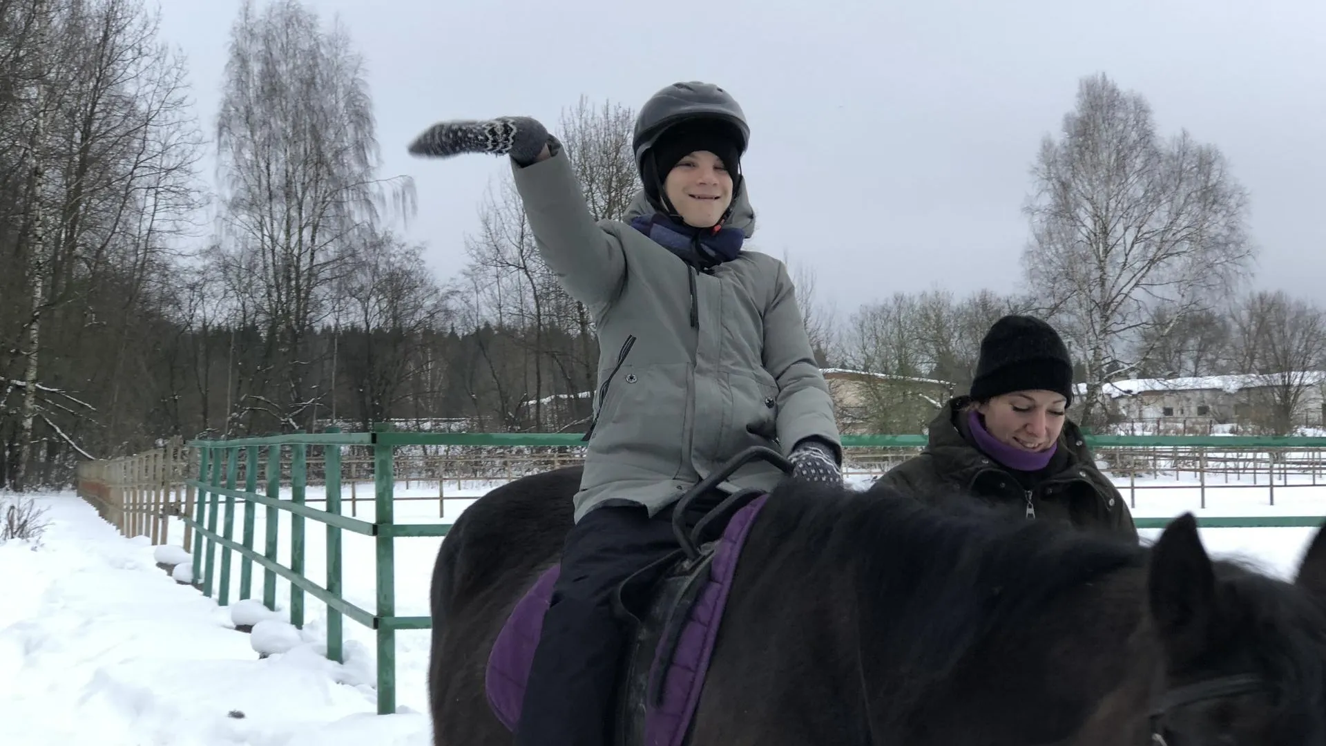 Дети из семейного центра «Дмитровский» осваивают навыки верховой езды в рамках иппотерапии