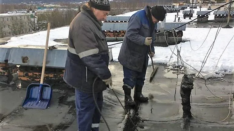 Ремонт водоотводных систем на крышах домов провели в Мытищах