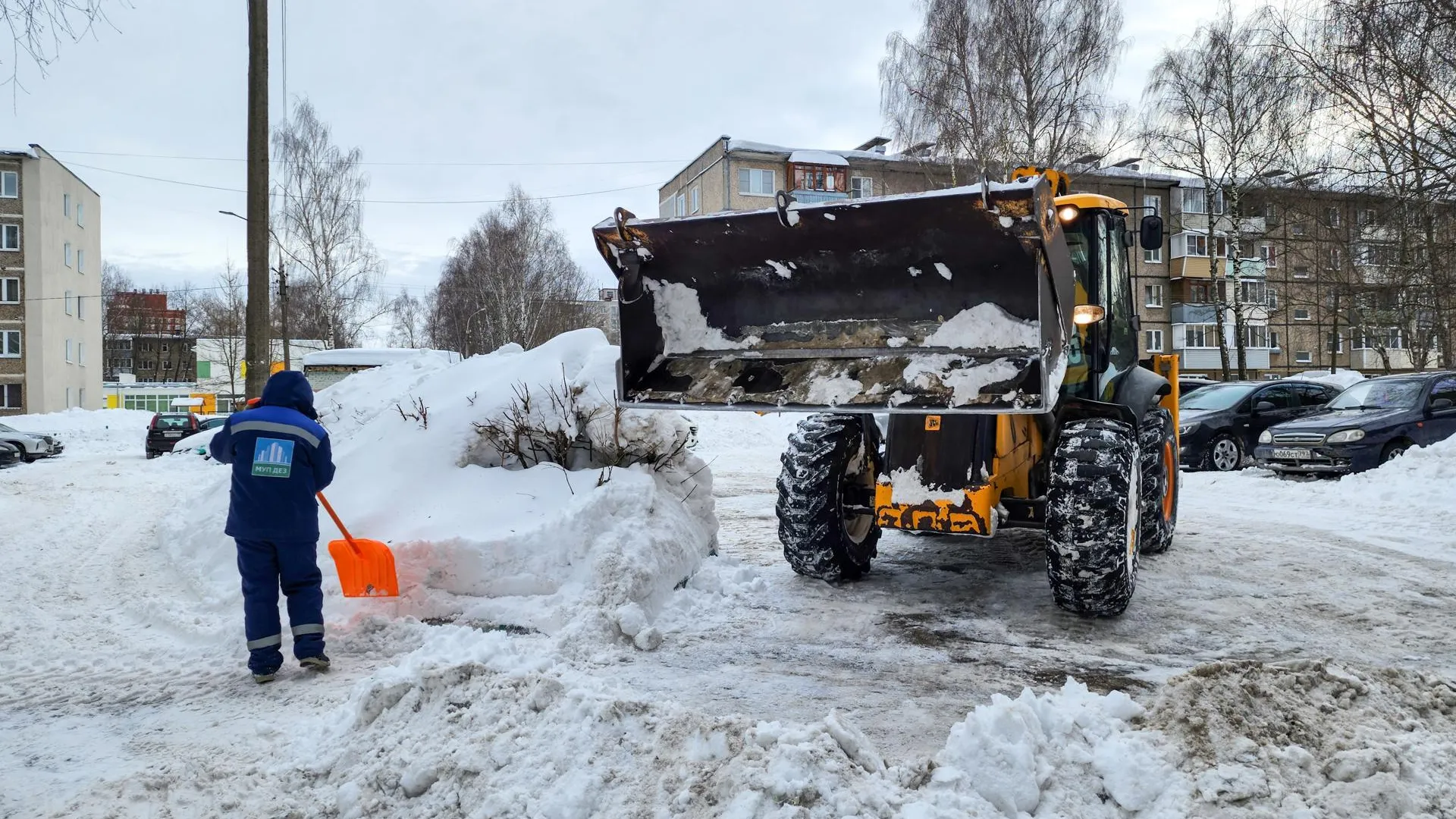 Управляющая компания «Подольск» расчищает дворы на Красногвардейском бульваре