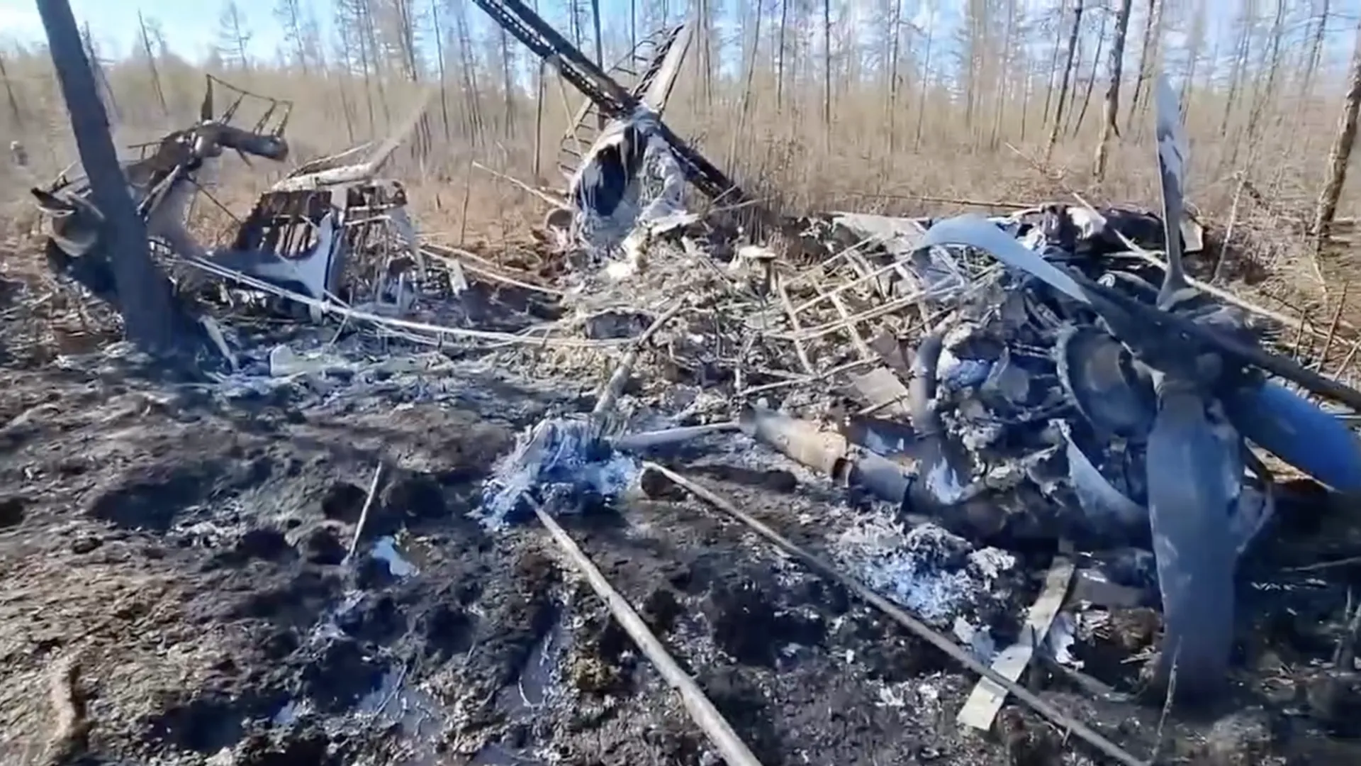 Обгорелые ошметки: опубликовано видео с места аварийной посадки Ан-2 в Якутии