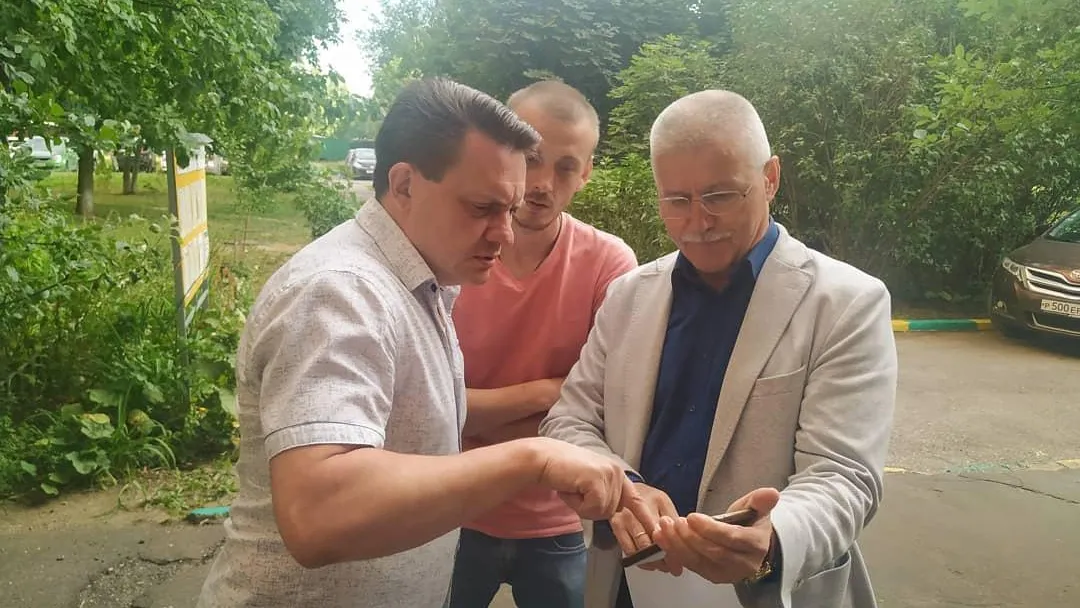 Жители одного из дворов Подольска попросили установить шлагбаум