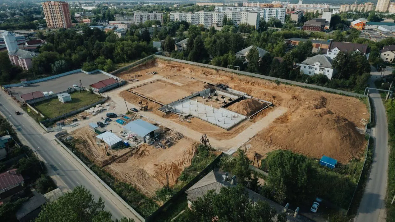 Глава Минспорта Подмосковья проверил ход строительства Дворца единоборств в Можайске