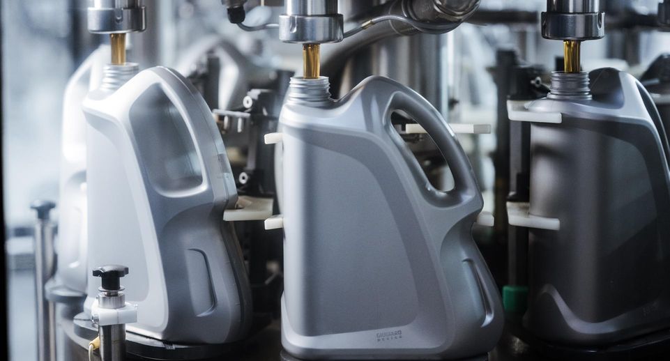 Российский инженер стал автором учебника по моторным маслам для отрасли