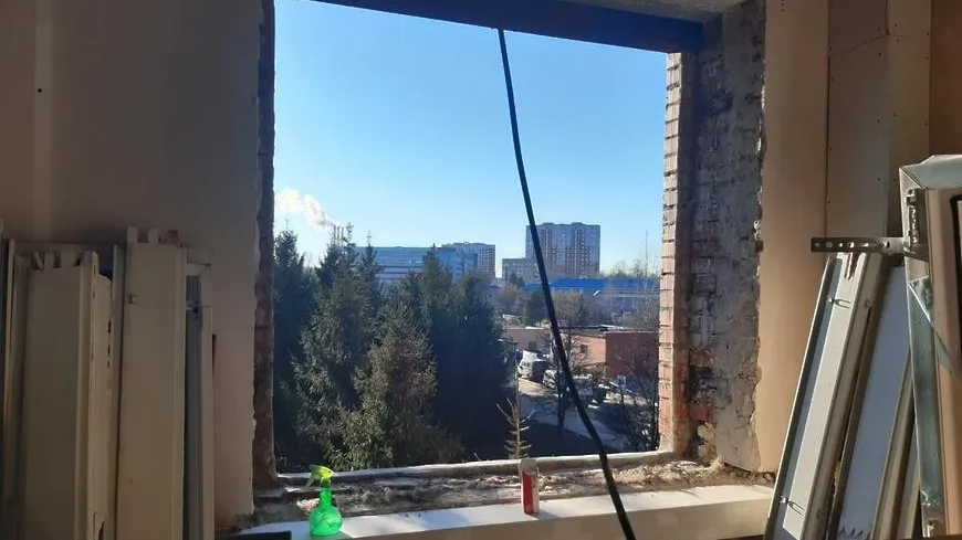 Подрядчик устранит нарушения в установке окна на Подольской подстанции скорой медпомощи
