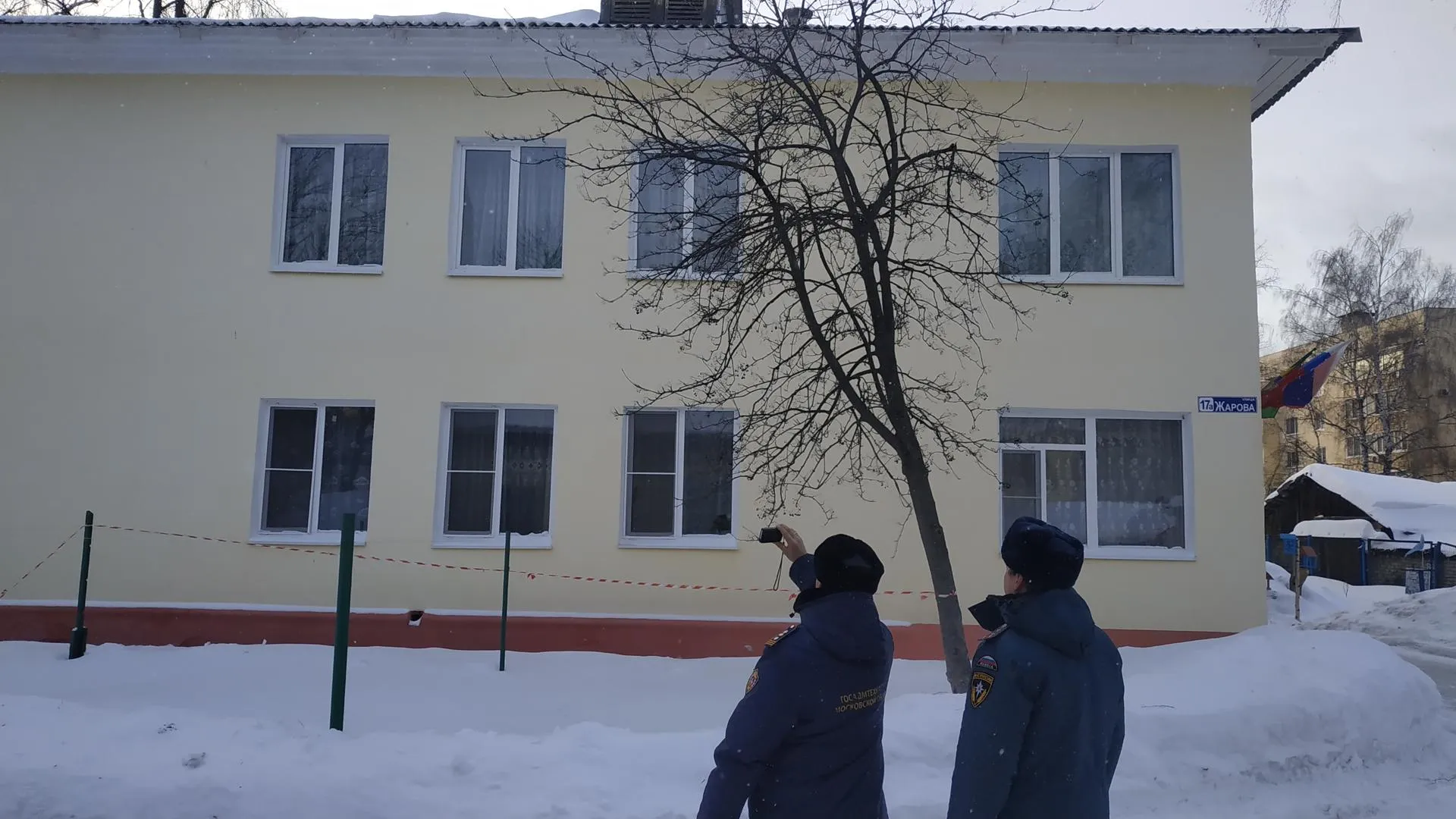 Более 470 кровель нежилых зданий очистили от снега в Подмосковье с начала года