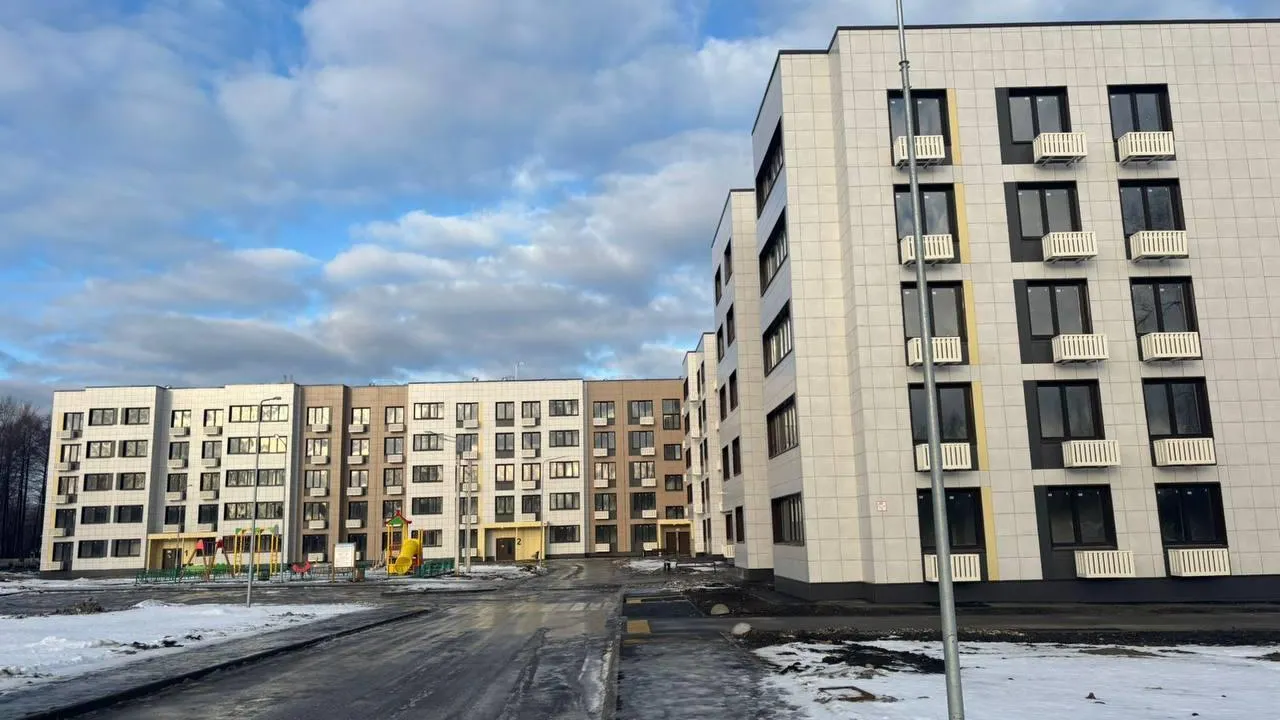 135 семей из аварийных домов переселят в новостройку в Рошале