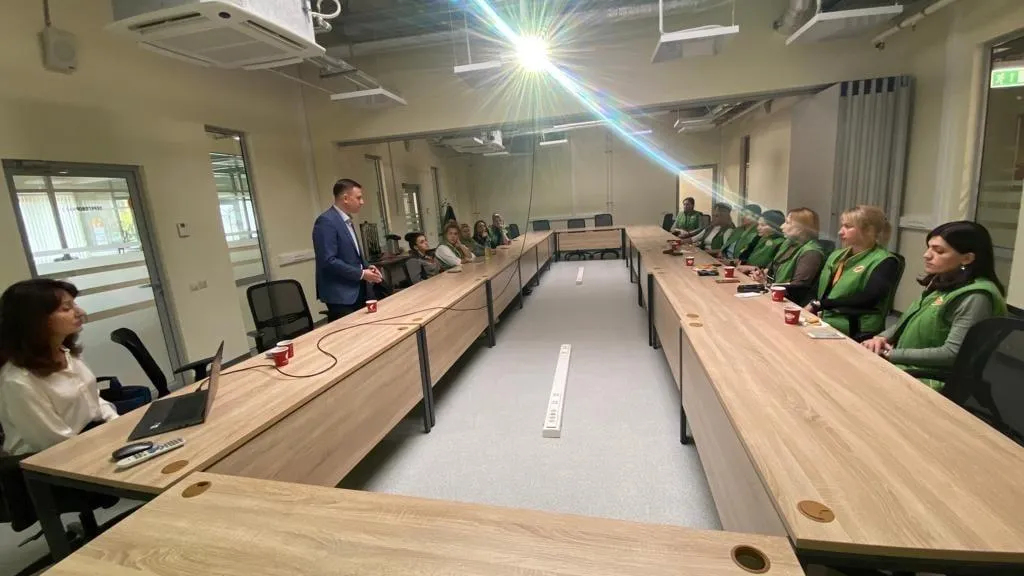 Сотрудницам гипермаркета «Глобус» рассказали о возможностях роддома Подольска