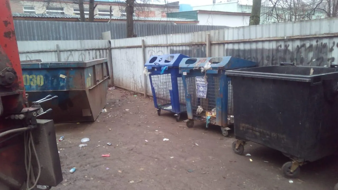 Мусор вывезли с контейнерной площадки в Балашихе после жалобы жителя