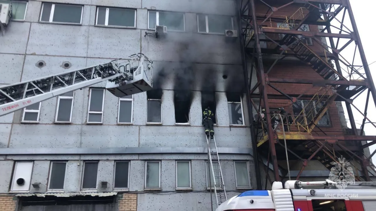 200 человек эвакуировались с производства в Москве из-за пожара