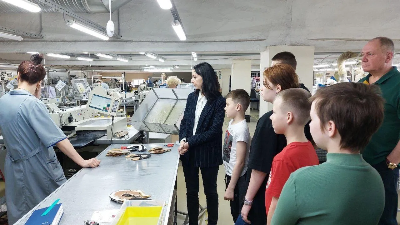 Выпускники семейного центра Егорьевска посетили обувную фабрику «Котофей»