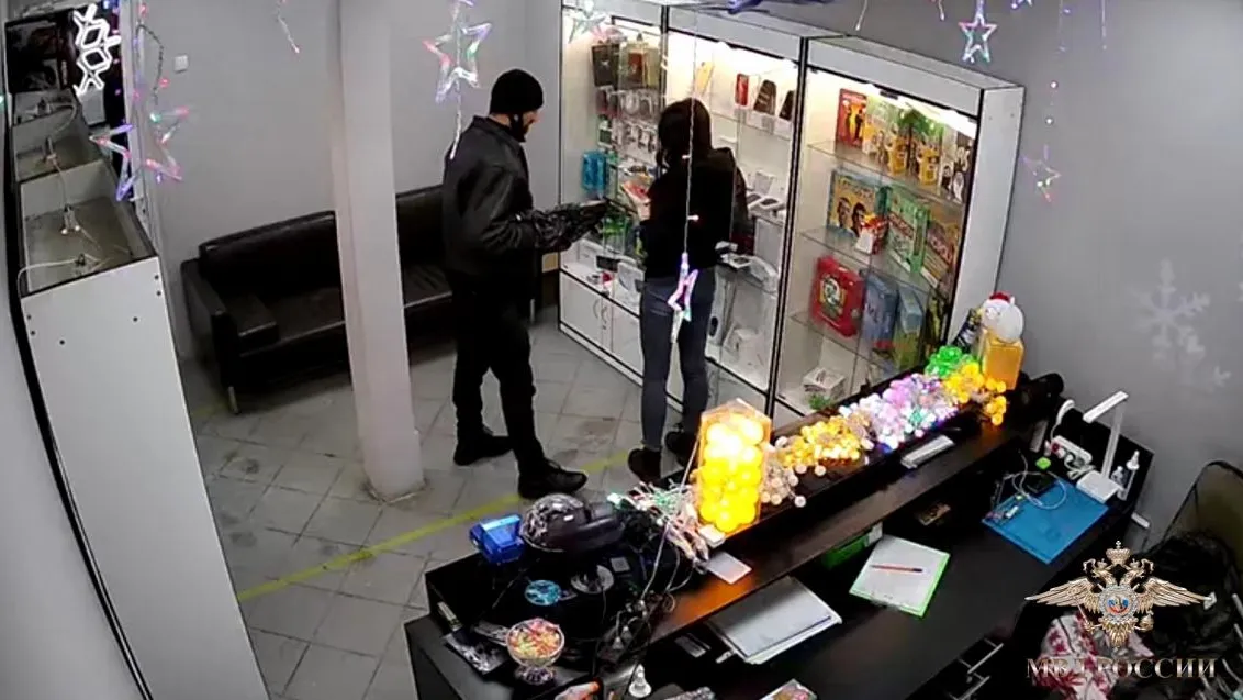 Опубликовано видео ограбления с использованием вешалки в Подмосковье