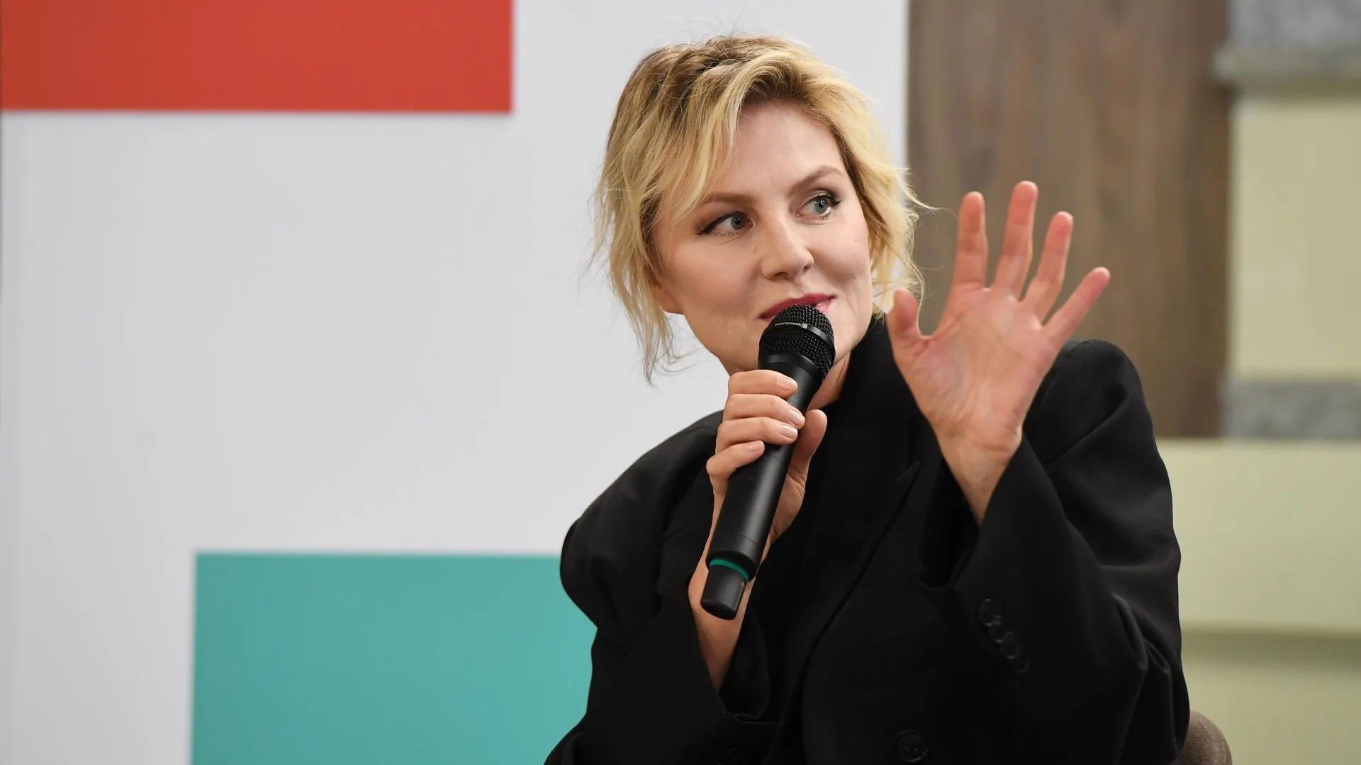 Литвинова рассказала о том, как ее сбила машина
